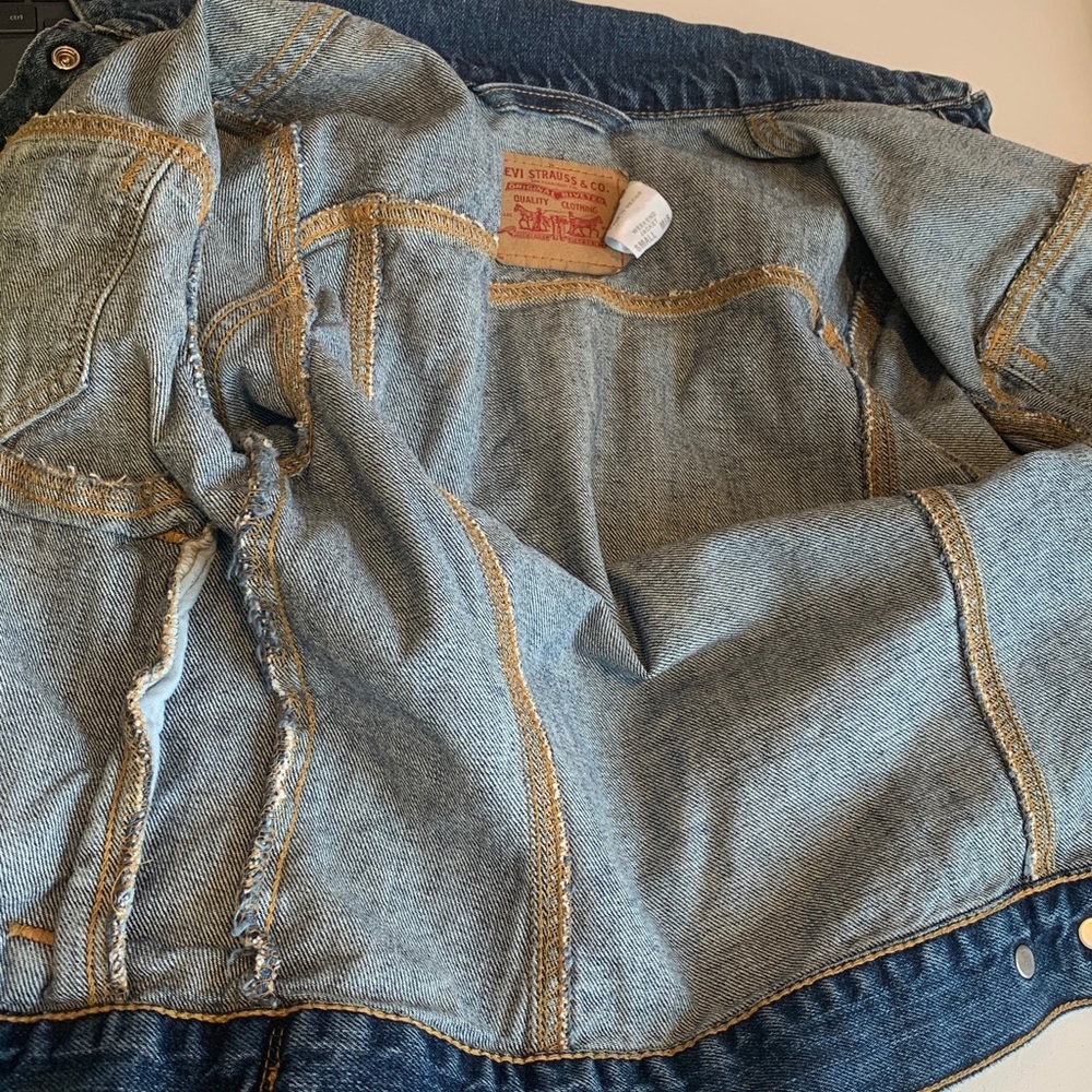 Levi’s Women’s Small Mis Weekend Jacket Classic Trucker Blue Jean Denim Jacket - Picture 6 of 9